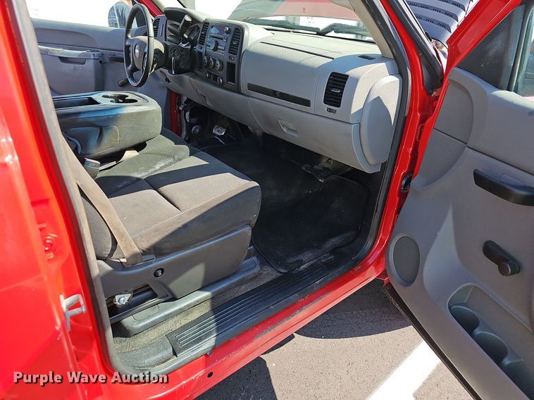 image for item OG9415 2014 Chevrolet 2500HD  Crew Cab flatbed pickup truck