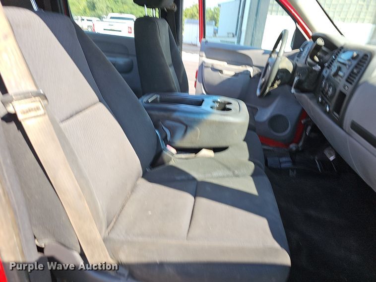 image for item OG9415 2014 Chevrolet 2500HD  Crew Cab flatbed pickup truck