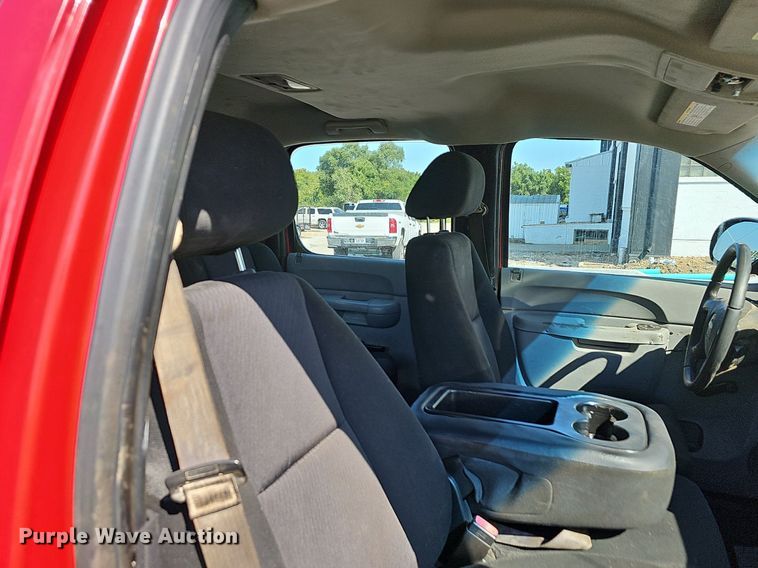 image for item OG9415 2014 Chevrolet 2500HD  Crew Cab flatbed pickup truck