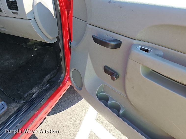 image for item OG9415 2014 Chevrolet 2500HD  Crew Cab flatbed pickup truck