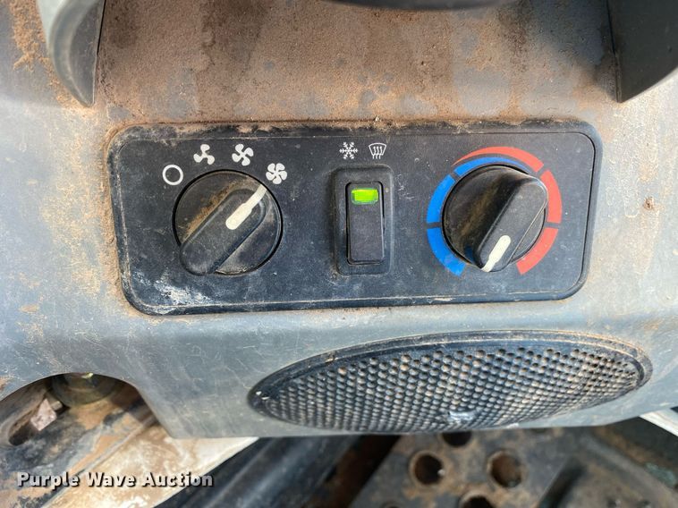 image for item DI7827 2017 Bobcat T650  tracked skid steer loader