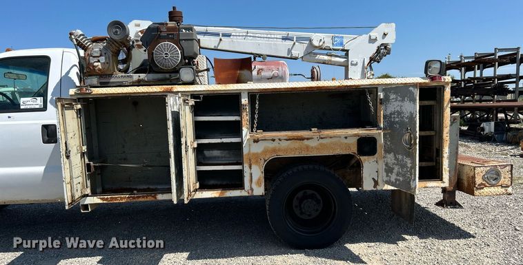 image for item DJ6310 1999 Ford F550 Super Duty  utility / service truck