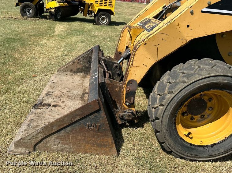 image for item DJ6314 2006 Caterpillar 252B  skid steer loader