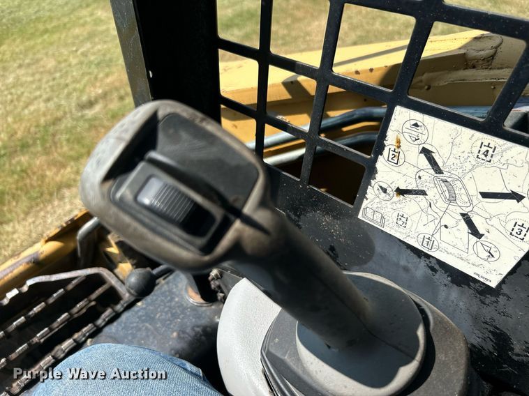 image for item DJ6314 2006 Caterpillar 252B  skid steer loader