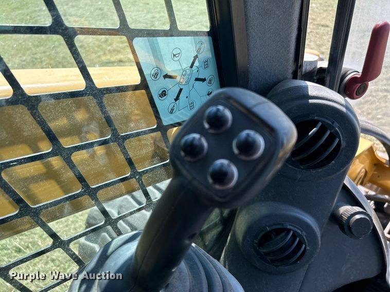 image for item DJ6316 2015 Caterpillar 272D2 XHP  skid steer loader