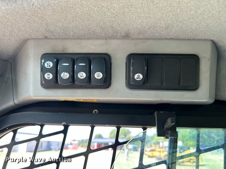 image for item DJ6316 2015 Caterpillar 272D2 XHP  skid steer loader