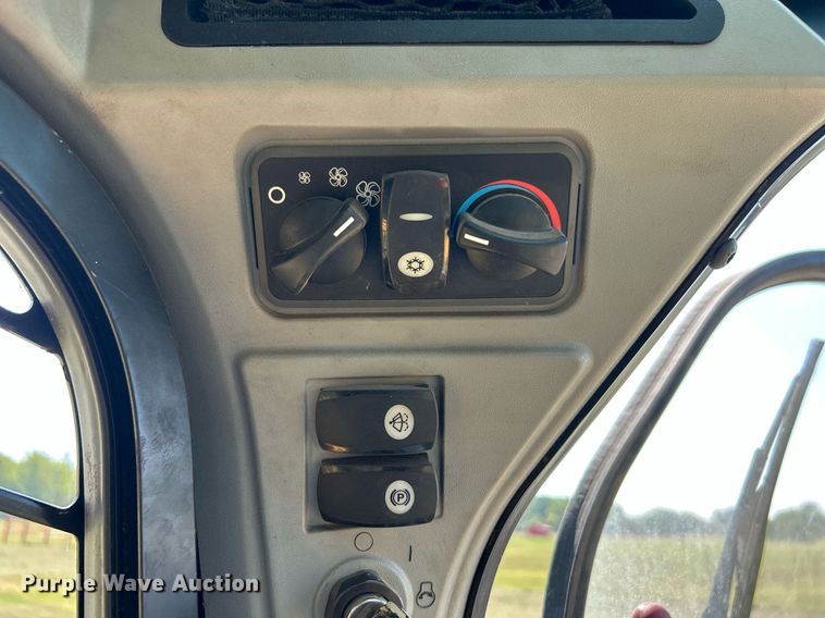 image for item DJ6316 2015 Caterpillar 272D2 XHP  skid steer loader