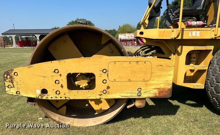 image for item DJ6319 2006 Caterpillar CS-563E  single drum roller