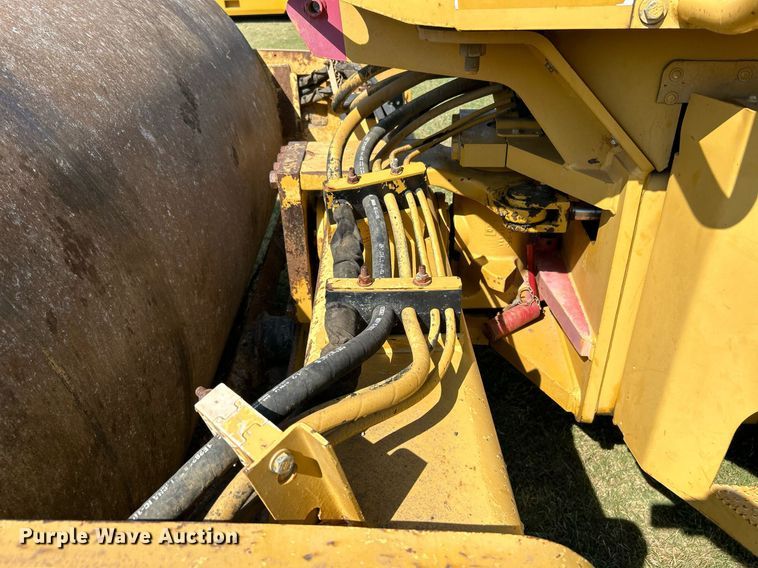 image for item DJ6319 2006 Caterpillar CS-563E  single drum roller