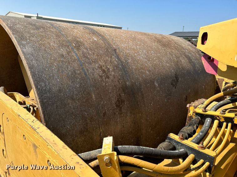 image for item DJ6319 2006 Caterpillar CS-563E  single drum roller