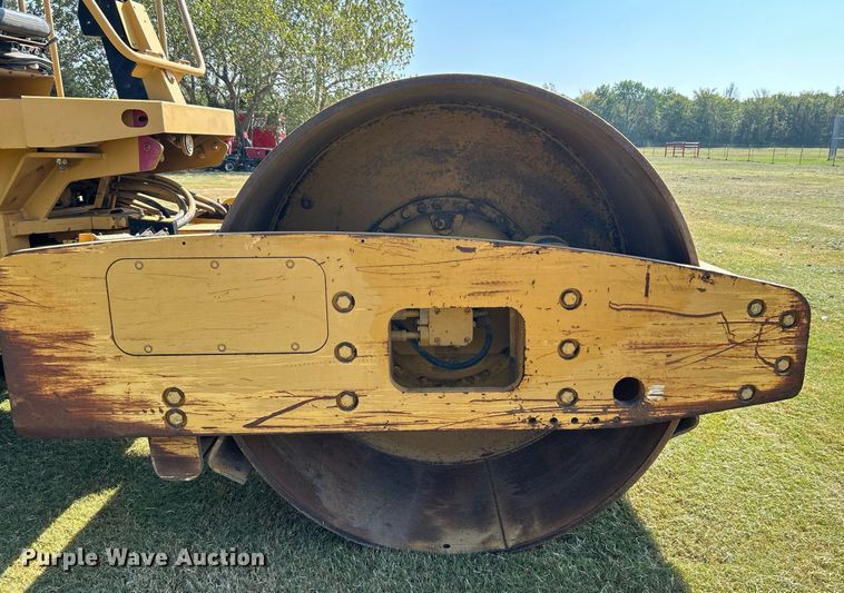 image for item DJ6319 2006 Caterpillar CS-563E  single drum roller