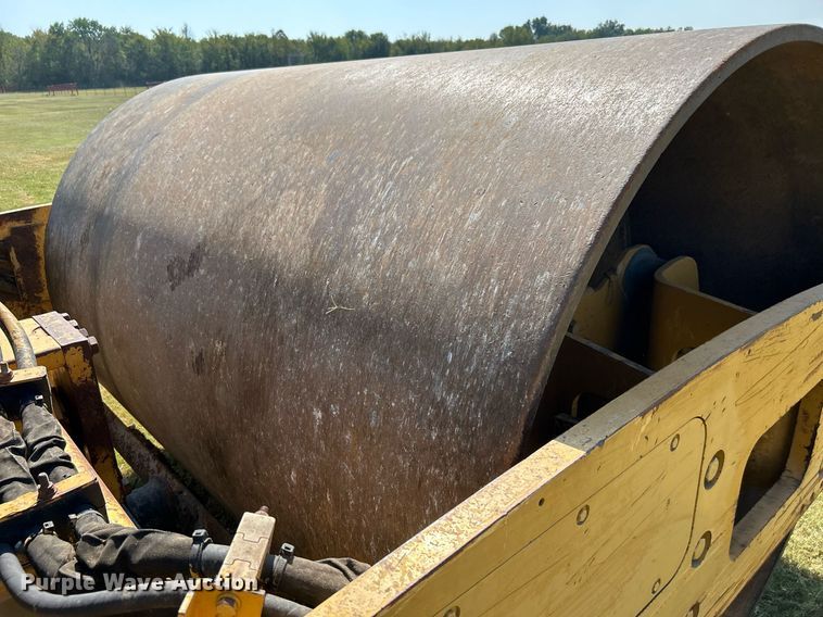 image for item DJ6319 2006 Caterpillar CS-563E  single drum roller