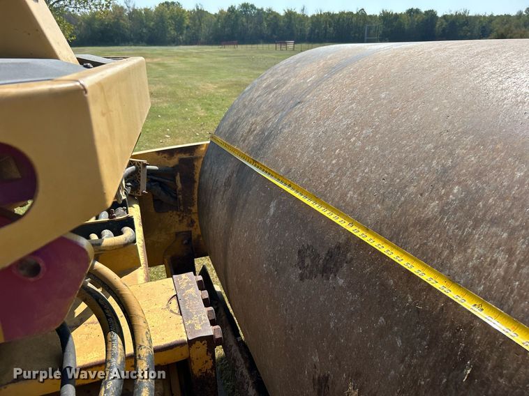 image for item DJ6319 2006 Caterpillar CS-563E  single drum roller