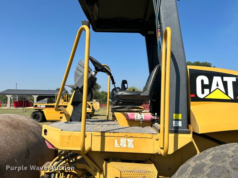 image for item DJ6319 2006 Caterpillar CS-563E  single drum roller