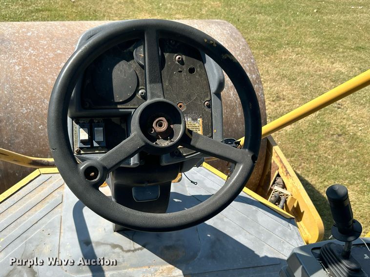 image for item DJ6319 2006 Caterpillar CS-563E  single drum roller