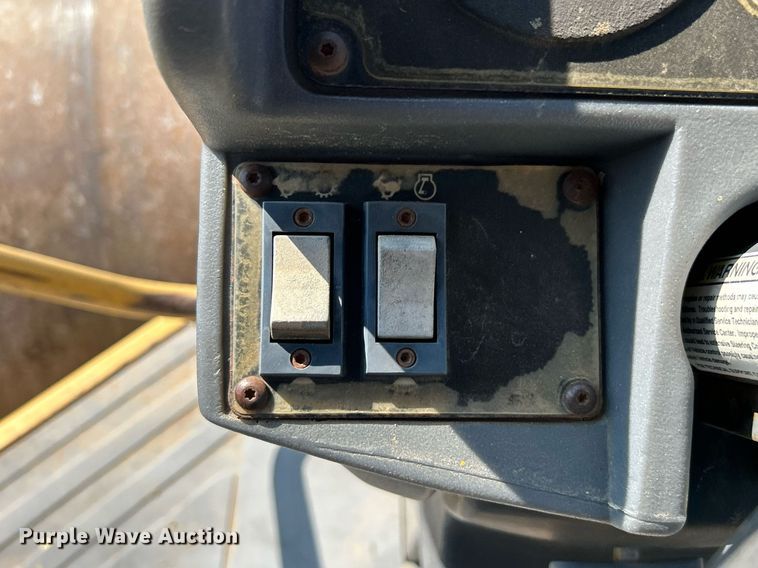 image for item DJ6319 2006 Caterpillar CS-563E  single drum roller