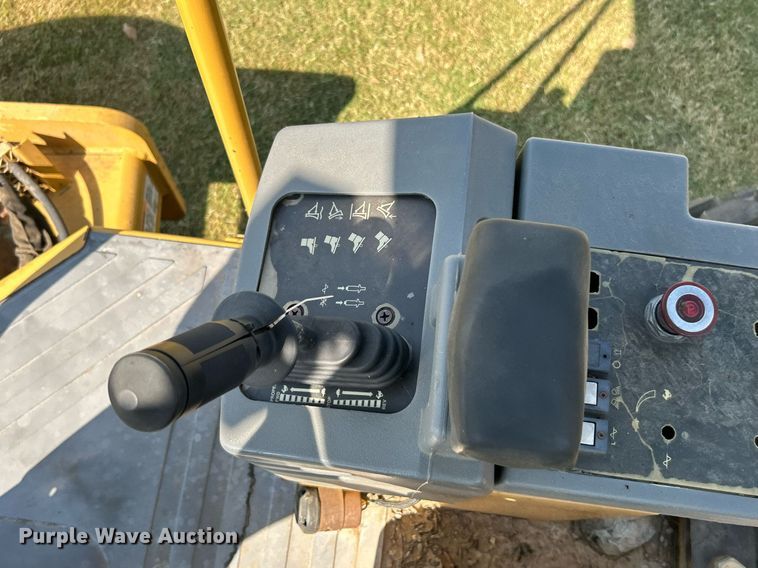 image for item DJ6319 2006 Caterpillar CS-563E  single drum roller