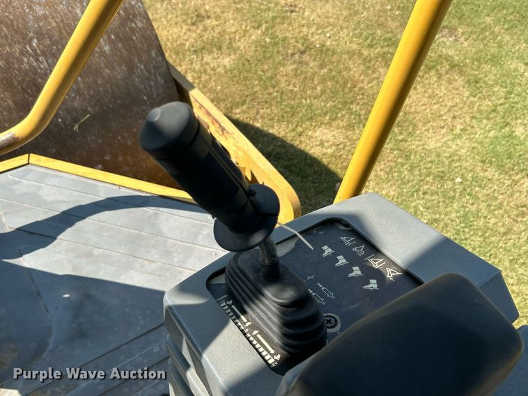 image for item DJ6319 2006 Caterpillar CS-563E  single drum roller