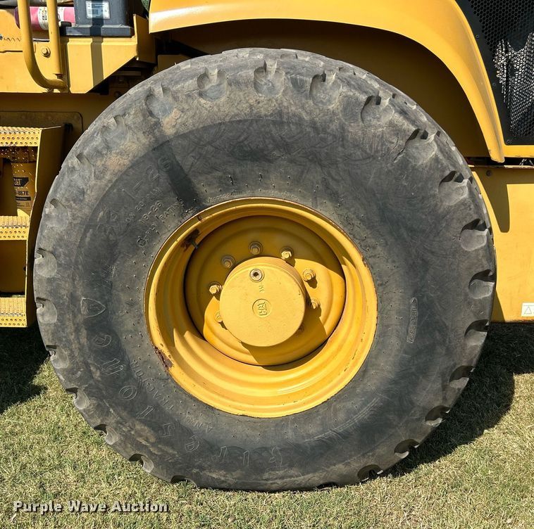 image for item DJ6319 2006 Caterpillar CS-563E  single drum roller