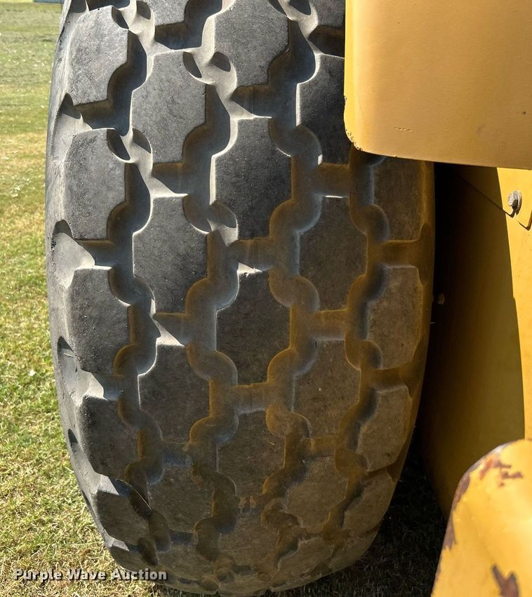 image for item DJ6319 2006 Caterpillar CS-563E  single drum roller