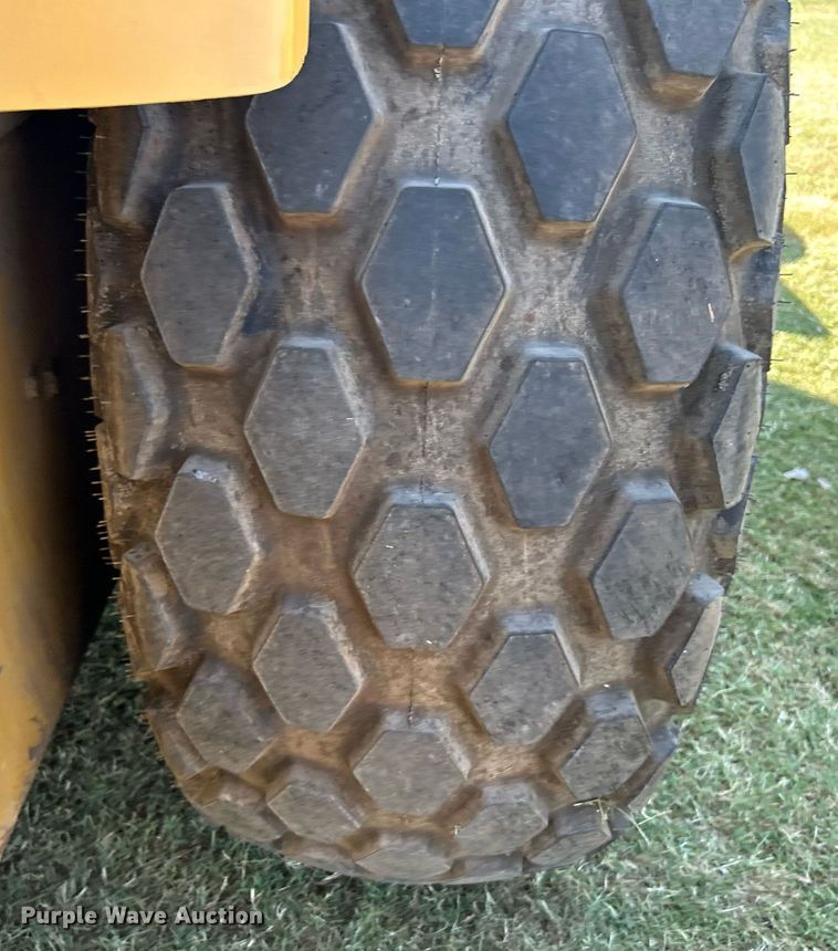 image for item DJ6319 2006 Caterpillar CS-563E  single drum roller