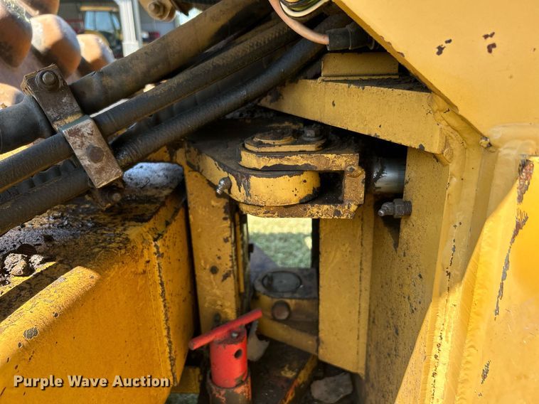 image for item DJ6321 1998 Caterpillar CP-563C  single drum roller