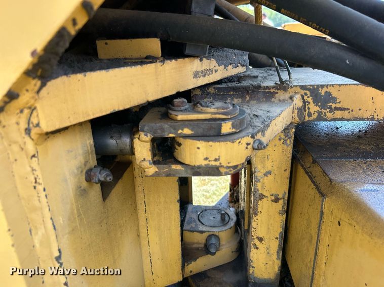 image for item DJ6321 1998 Caterpillar CP-563C  single drum roller