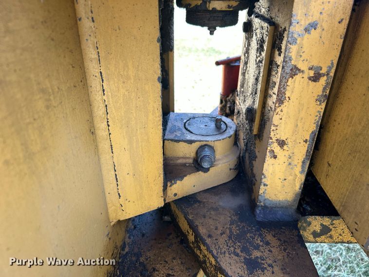 image for item DJ6321 1998 Caterpillar CP-563C  single drum roller