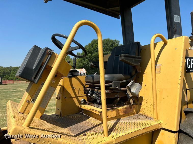 image for item DJ6321 1998 Caterpillar CP-563C  single drum roller