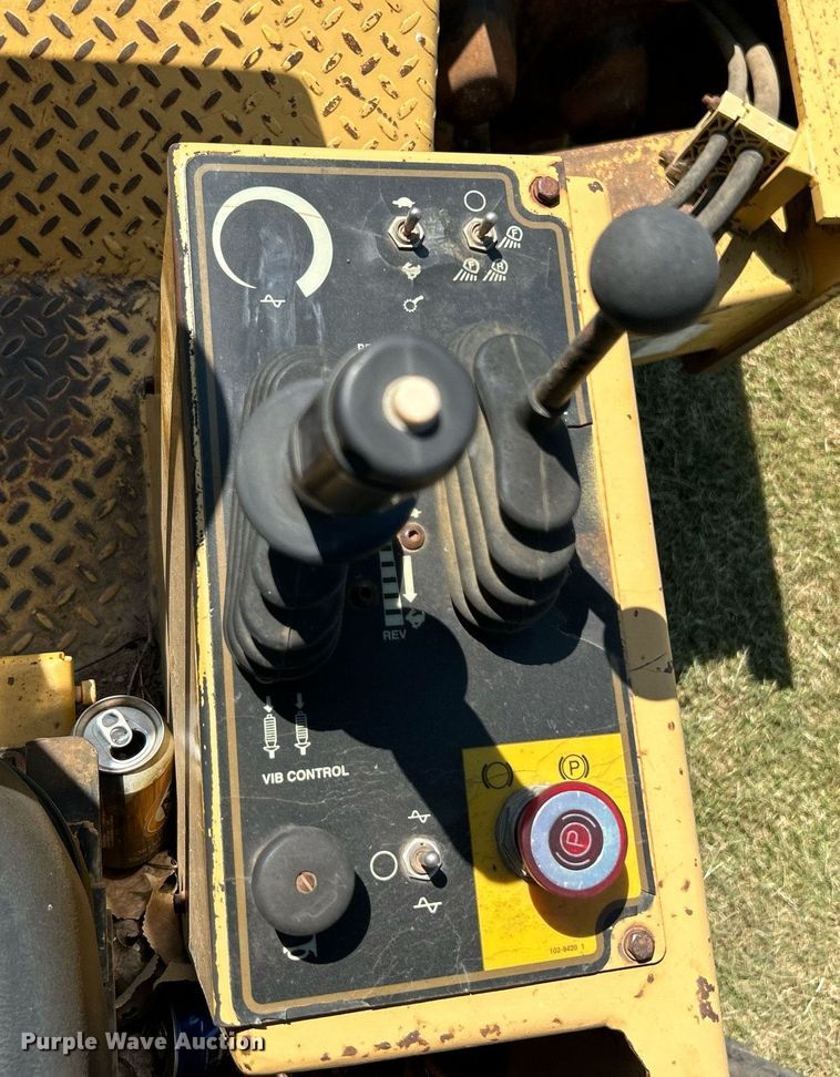 image for item DJ6321 1998 Caterpillar CP-563C  single drum roller