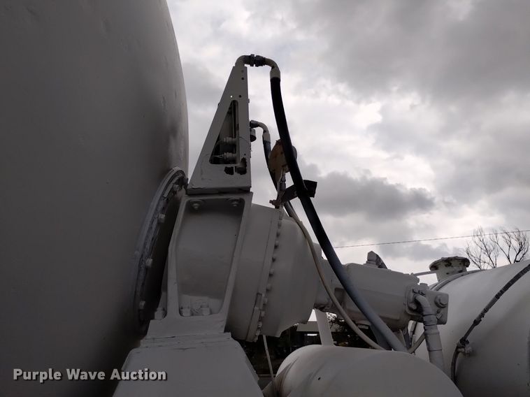 image for item DK8769 2007 Peterbilt 357 ready mix truck