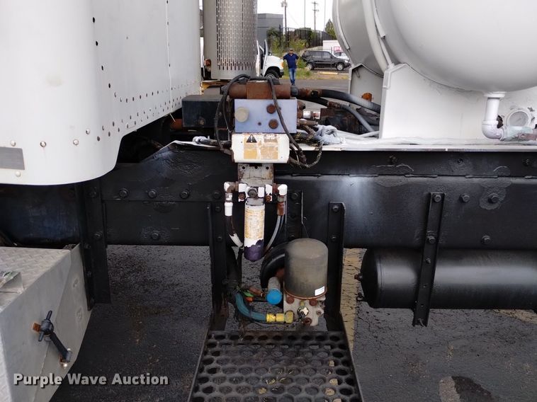 image for item DK8769 2007 Peterbilt 357 ready mix truck