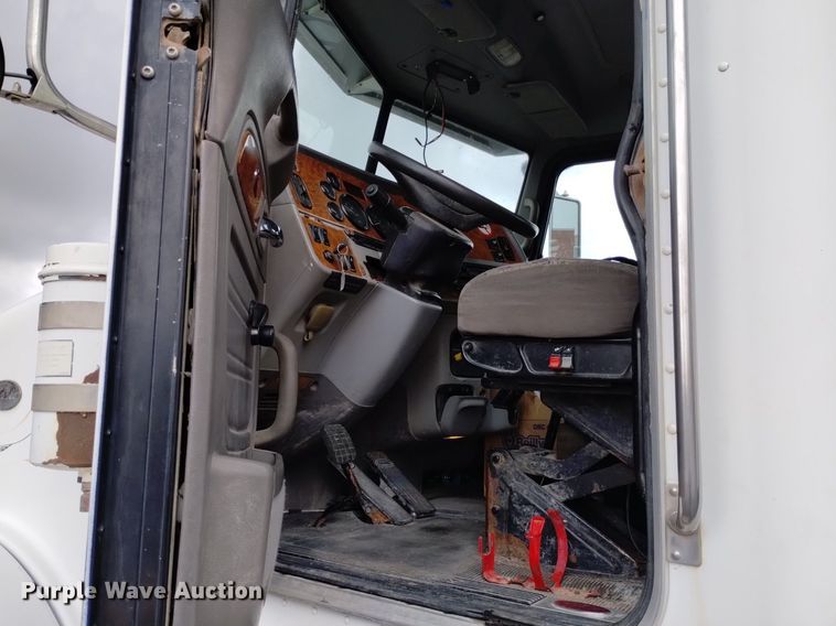 image for item DK8769 2007 Peterbilt 357 ready mix truck