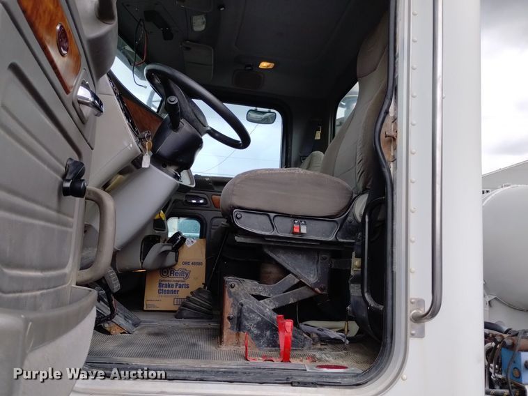 image for item DK8769 2007 Peterbilt 357 ready mix truck