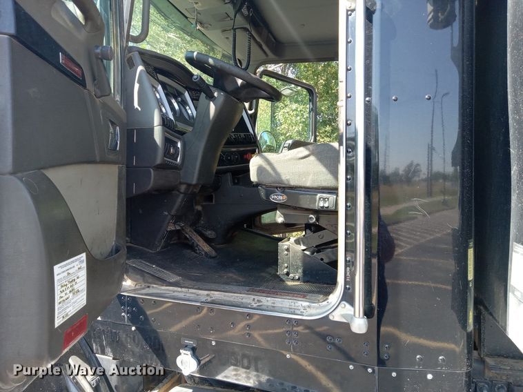 image for item DN8720 2012 Kenworth T800  dump truck