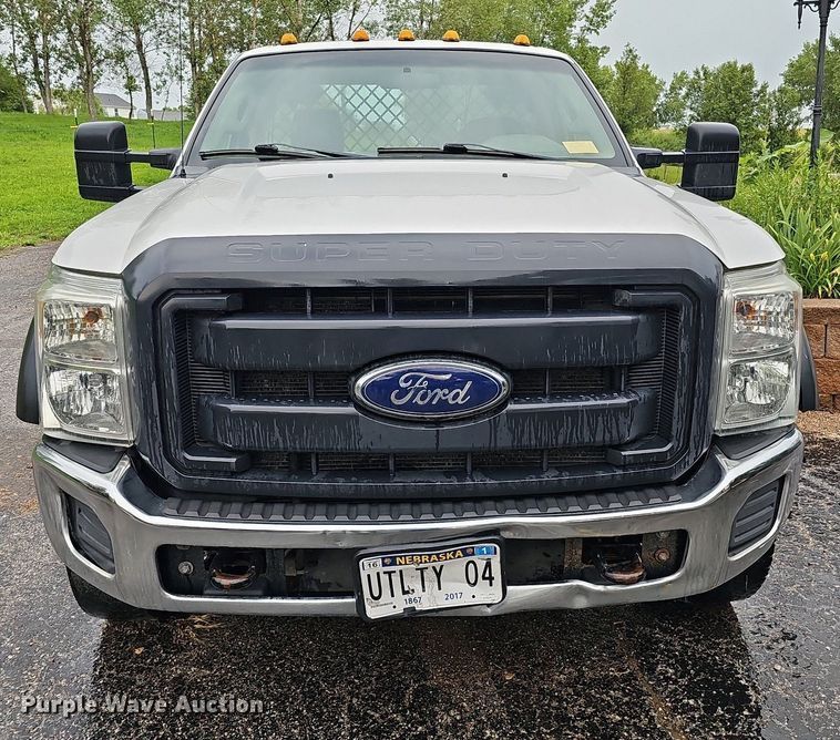 image for item DO2913 2013 Ford F450 Super Duty  flatbed truck