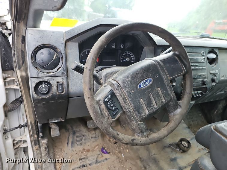 image for item DO2913 2013 Ford F450 Super Duty  flatbed truck