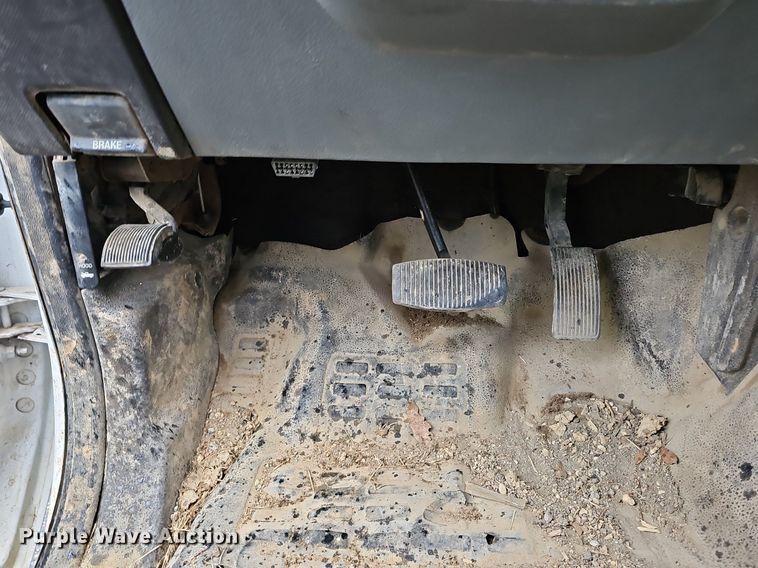 image for item DO2913 2013 Ford F450 Super Duty  flatbed truck