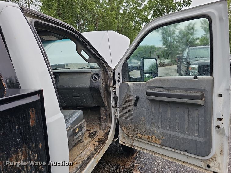 image for item DO2913 2013 Ford F450 Super Duty  flatbed truck