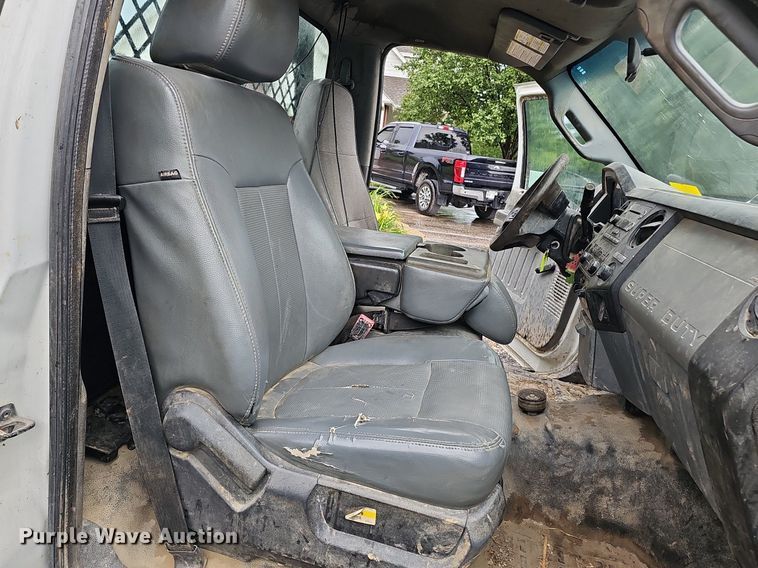 image for item DO2913 2013 Ford F450 Super Duty  flatbed truck