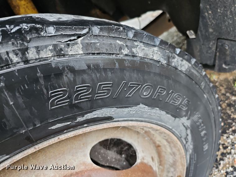 image for item DO2913 2013 Ford F450 Super Duty  flatbed truck