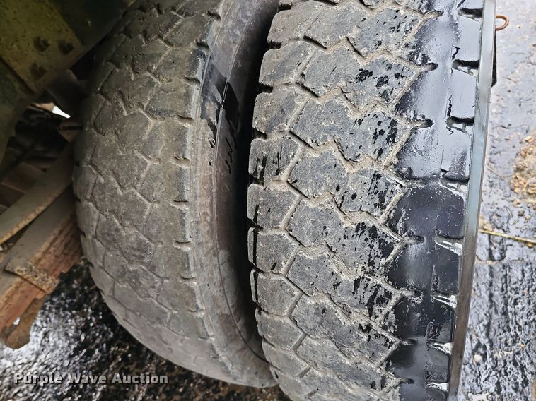 image for item DO2913 2013 Ford F450 Super Duty  flatbed truck