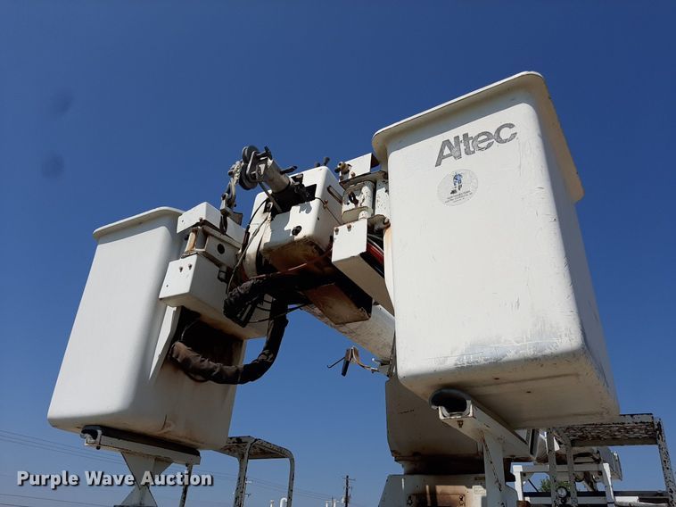 image for item DO3126 1994 Chevrolet Kodiak  bucket truck