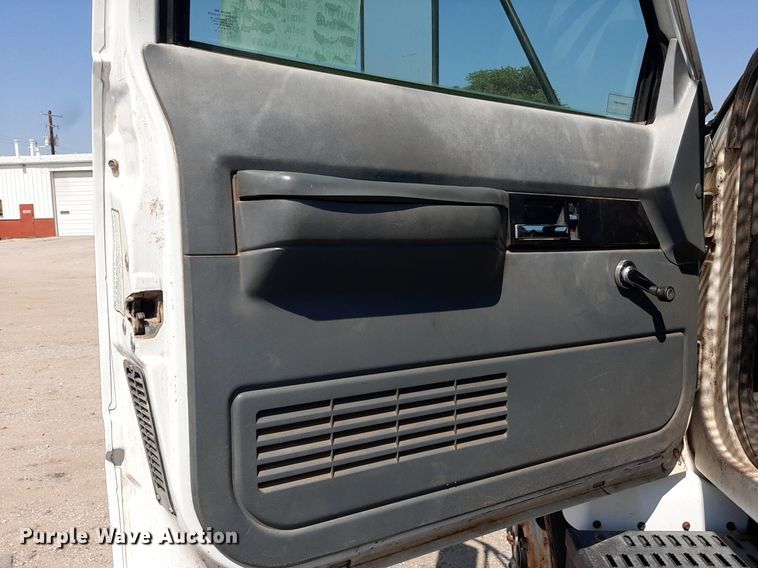 image for item DO3126 1994 Chevrolet Kodiak  bucket truck