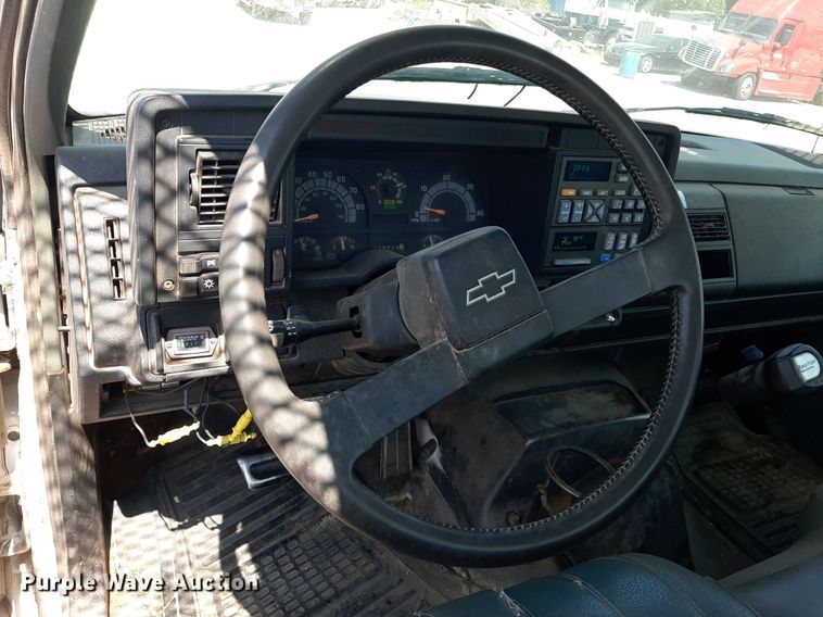 image for item DO3126 1994 Chevrolet Kodiak  bucket truck