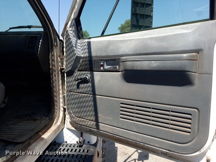 image for item DO3126 1994 Chevrolet Kodiak  bucket truck
