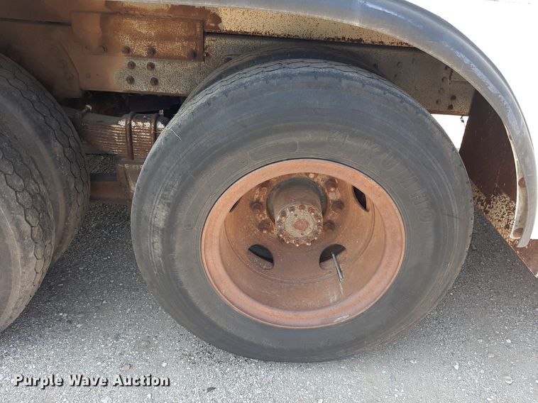 image for item DO3126 1994 Chevrolet Kodiak  bucket truck