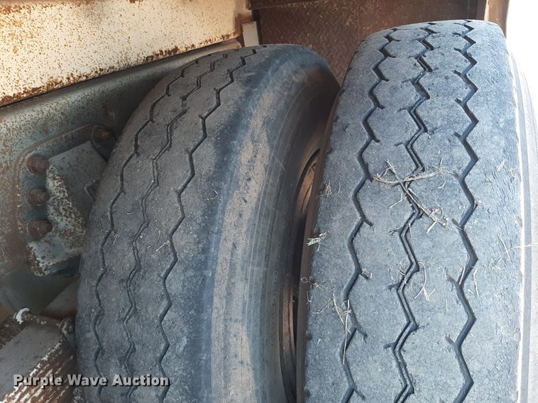 image for item DO3126 1994 Chevrolet Kodiak  bucket truck