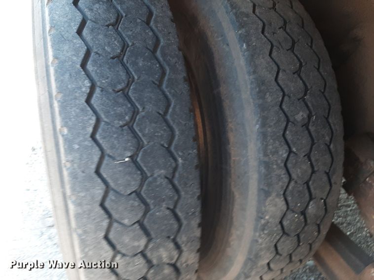 image for item DO3126 1994 Chevrolet Kodiak  bucket truck