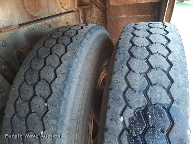 image for item DO3126 1994 Chevrolet Kodiak  bucket truck